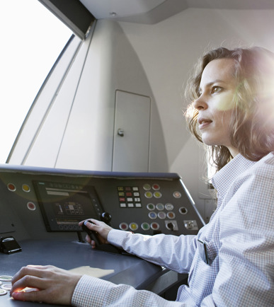 Une conductrice dans la cabine de conduite